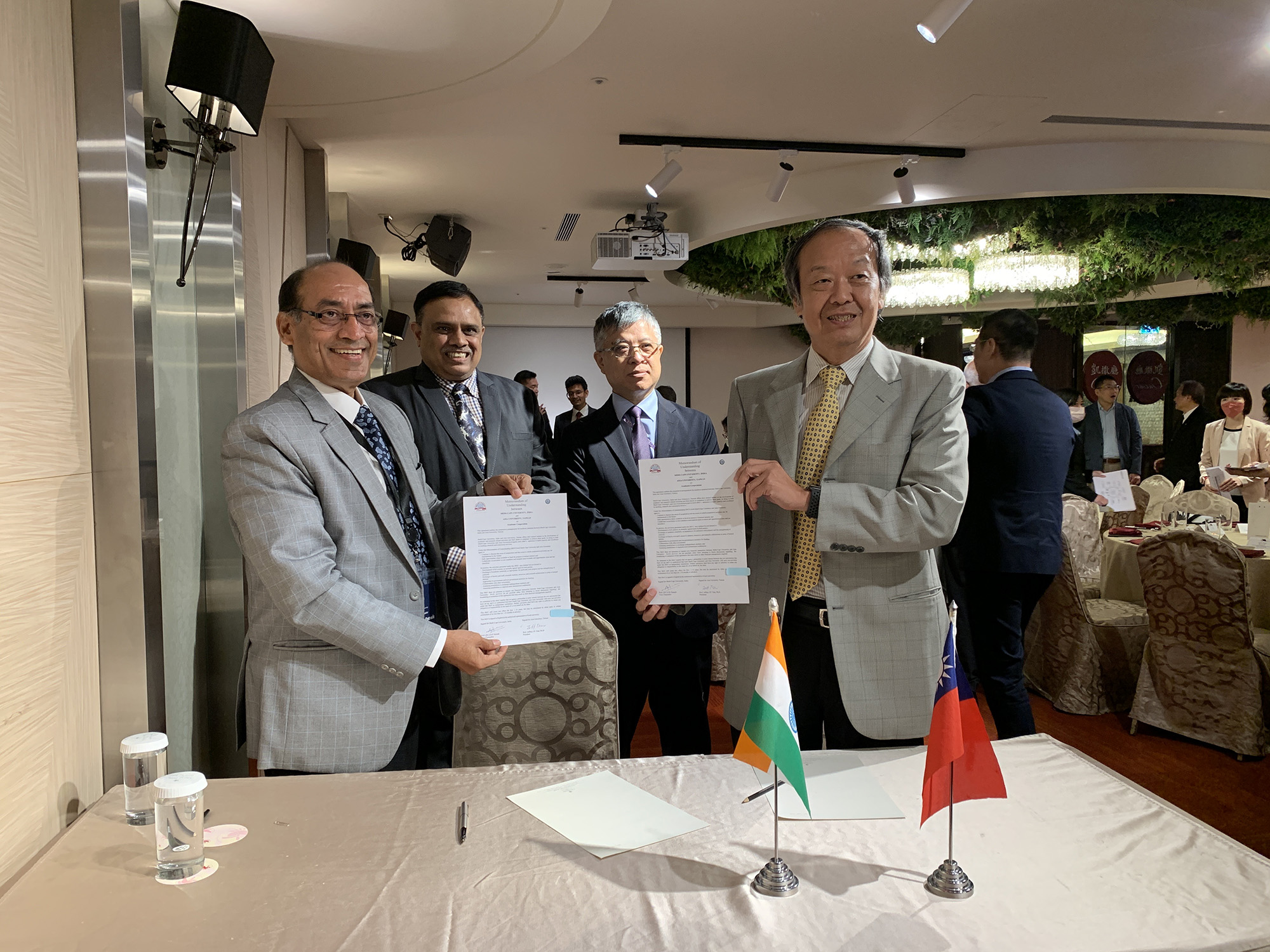 Vice President of Asia University and Dean of the College of Information and Electrical Engineering (front right), Shian-Shyong Tseng, signs the MOU with the President of Medi-Caps University, Prof. Dilip K. Patnaik (front left). The signing ceremony is witnessed by Deputy of the Ministry of Education, Mon-Chi Lio (back right) and Professor Tarak of the All India Council for Technical Education (back left)