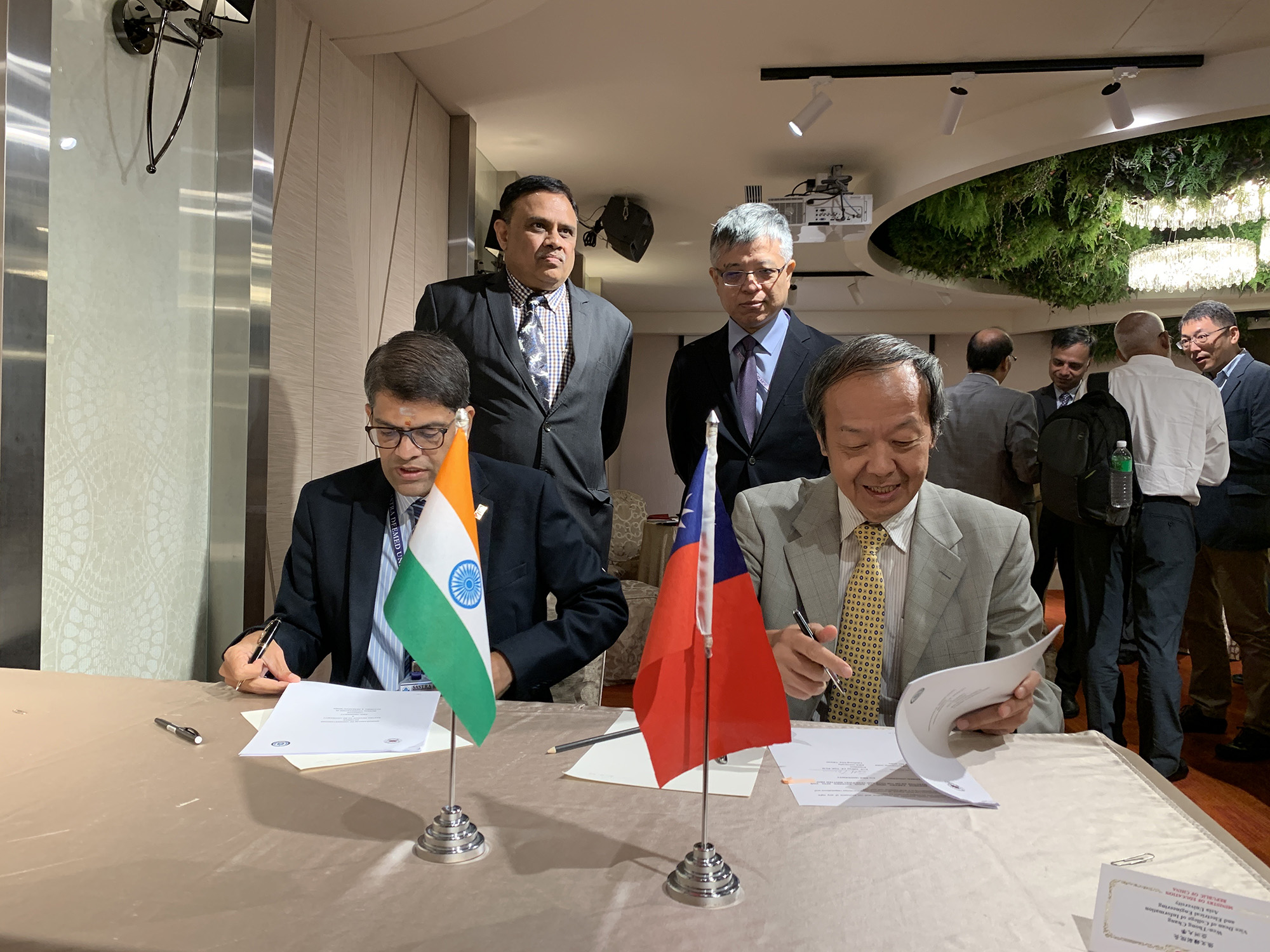 Asia University's Vice President and Dean of the College of Information and Electrical Engineering, Shian-Shyong Tseng (front row, right), signed the MOU with Dr. S. Vaidhyasubramaniam, President of SASTRA Deemed University in India (front row, left). This signing ceremony was witnessed by Deputy Minister of Education Mon-Chi Lio (back row, right) and Professor Tarak, Chairman of the All India Council for Technical Education (back row, left)