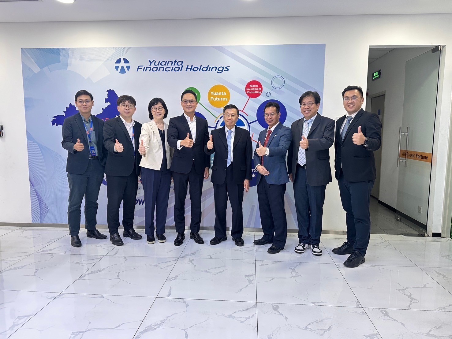 President Jeffrey J.P. Tsai (4th from the right) leads the Asia University team, including Jen-Ho Ou, Director of the Office of International Affairs (3rd from the right); Charles C.N. Wang, Director of the office of Industry-Academia Collaboration (1st from the right); and Hsueh-Ting Chu, Chair of the Department of Computer Science and Information Engineering (2nd from the right), in a group photo with Jen-Kai Chao, Chairman of Yuanta Securities Vietnam (5th from the right).