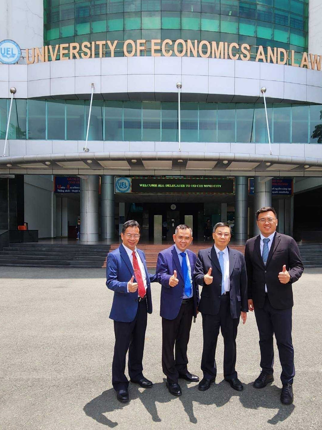 President Jeffrey J.P. Tsai (2nd from the right) with Le Van Hinh, Head of the Cooperation and Development Department at the Vietnam National University HCM University of Economics and Law (3rd from the right), in a campus photo.