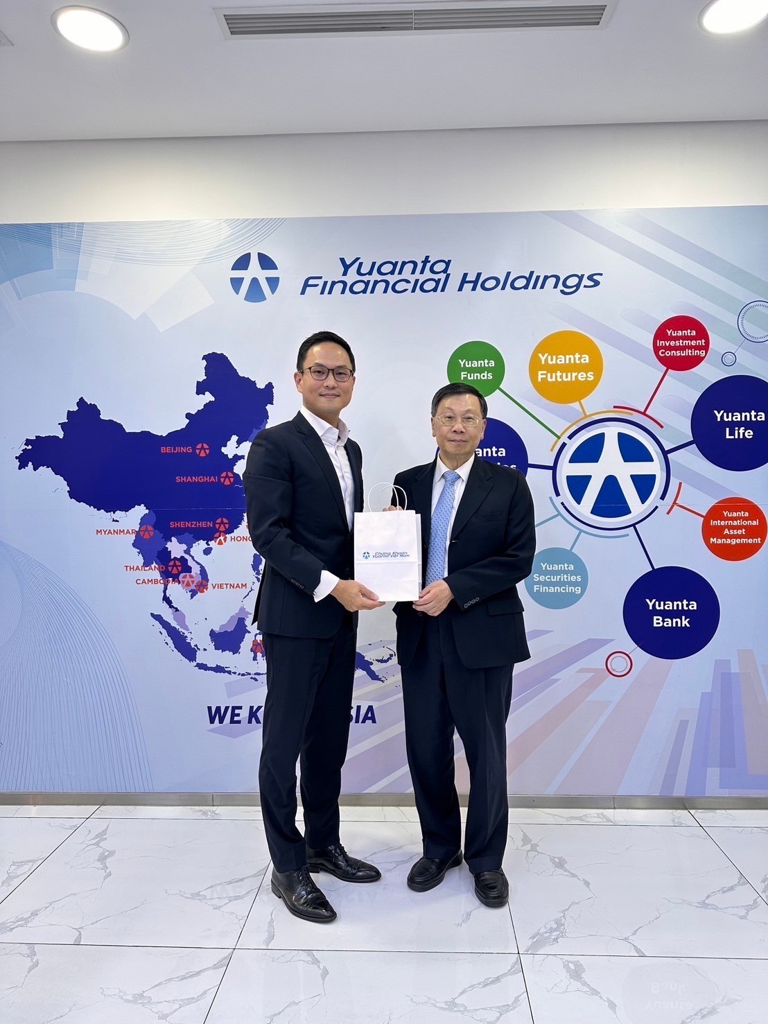 President Jeffrey J.P. Tsai (right) with Jen-Kai Chao, Chairman and CFO of Yuanta Securities Vietnam (left), in a group photo