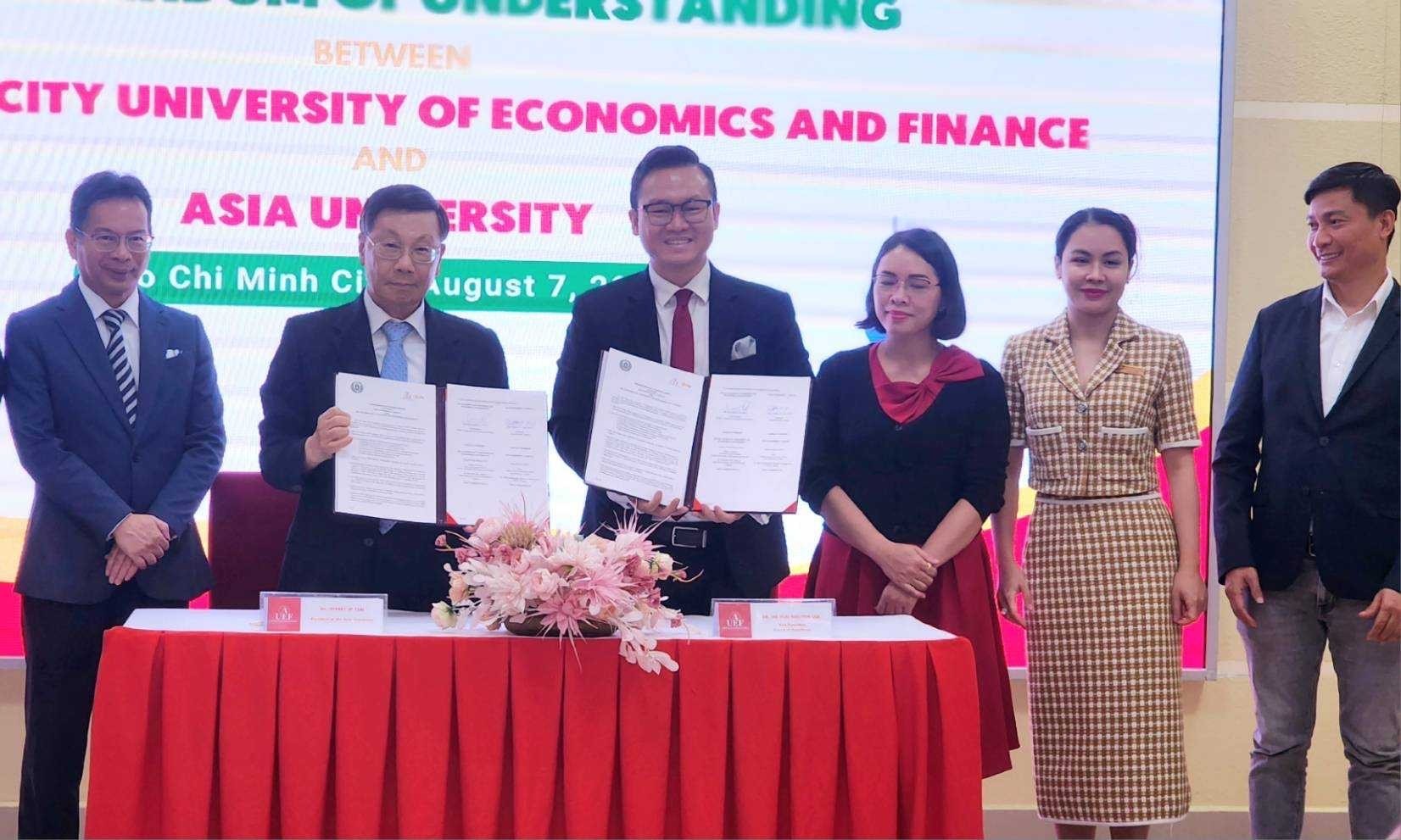 President Jeffrey J.P. Tsai of Asia University (2nd from the left) and Bruce Do, Vice President of the University of Economics and Finance in Ho Chi Minh City (3rd from the left), signing an academic cooperation MOU