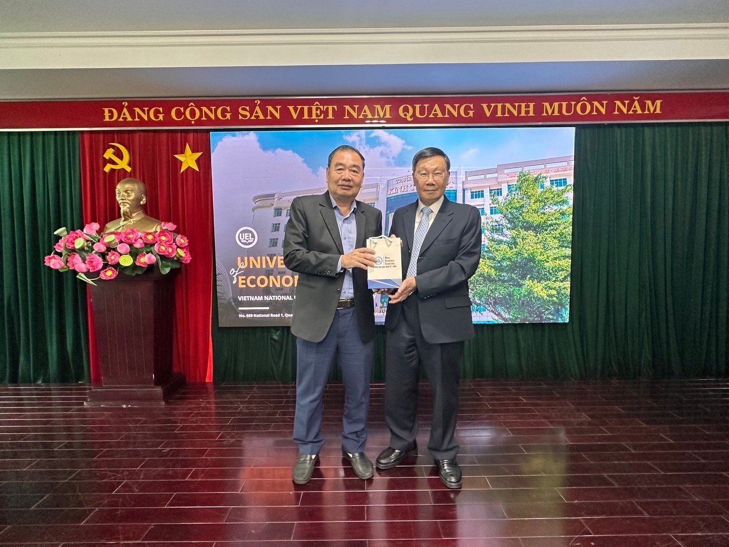 President Jeffrey J.P. Tsai of Asia University (right) with Vice President Le Vu Nam of the Vietnam National University HCM, University of Economics and Law (left).