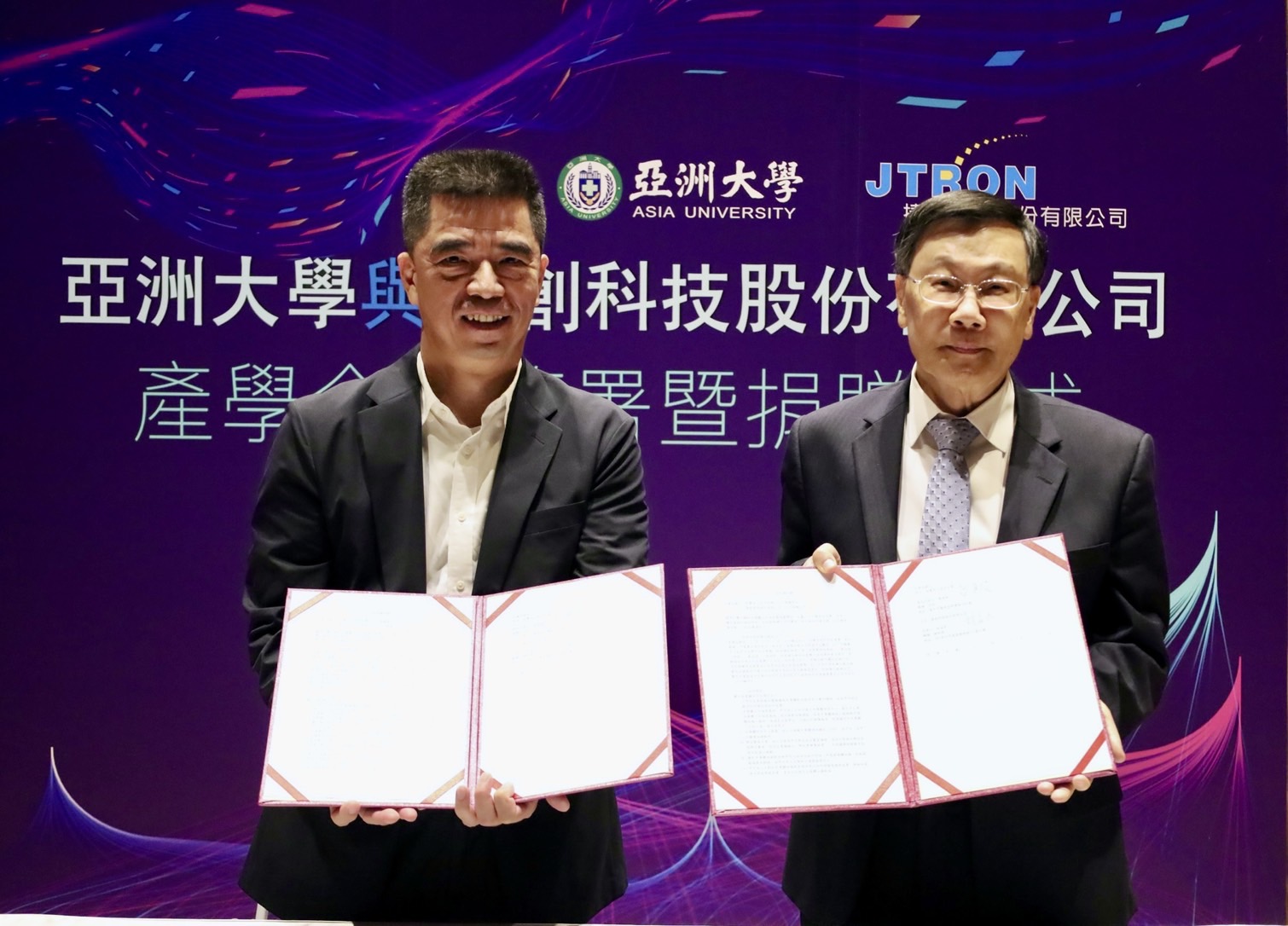 Chairman Yihmin Lin of Jtron Technology (left) donated the company’s V101 system for establishing the semiconductor base at Asia University, with President Jeffrey J. P. Tsai (right) receiving the donation on behalf of the university