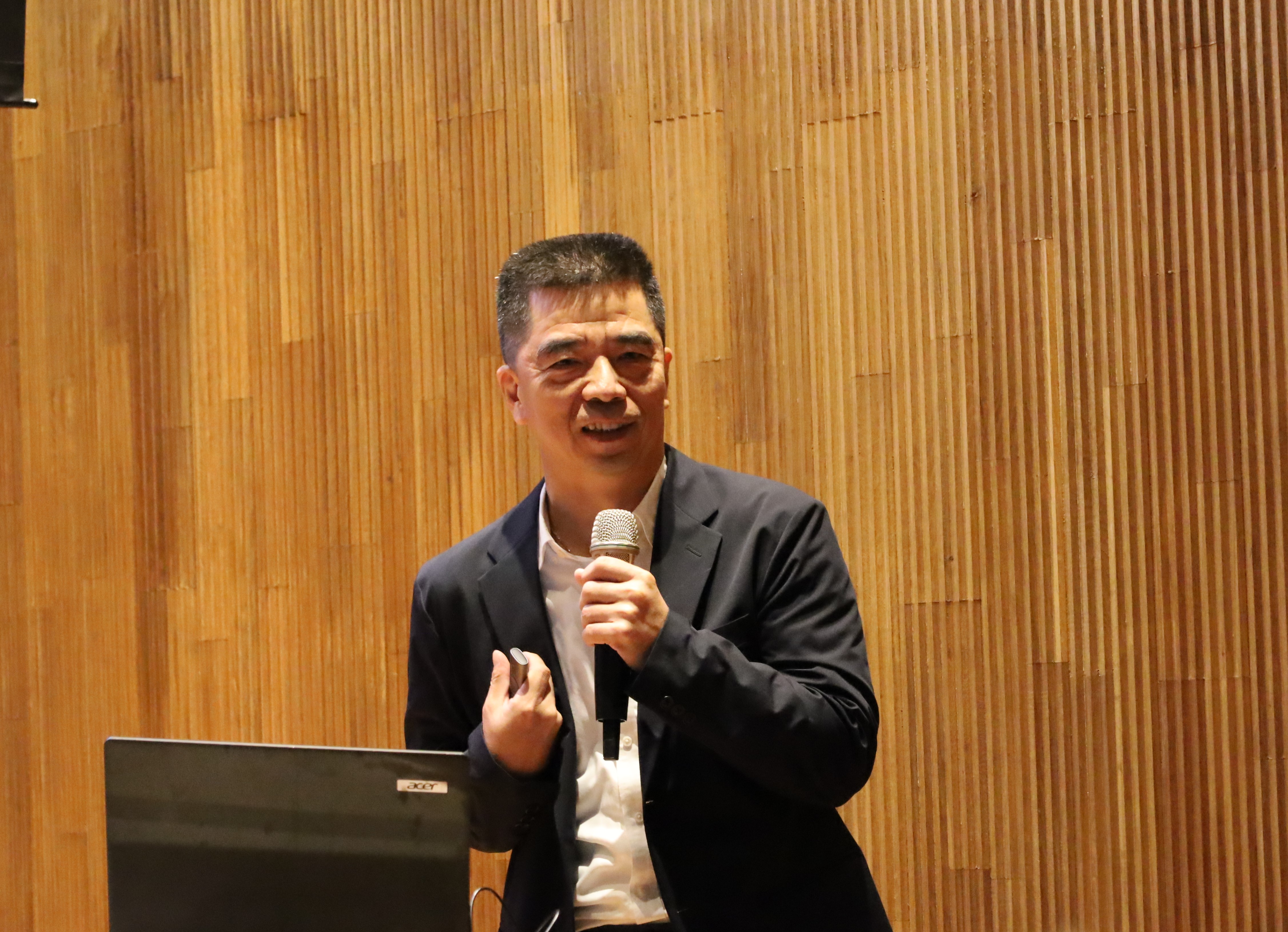 Chairman Yihmin Lin of Jtron Technology pointed out that the establishment of the semiconductor base creates a "win-win-win" situation for the industry, the university, and the students