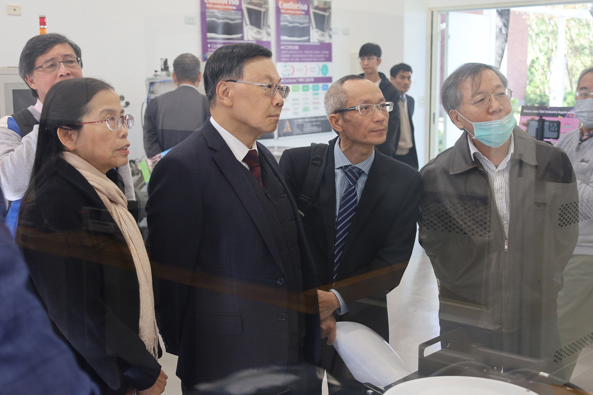 President Jeffrey J.P. Tsai (second from left) and Dr. Nguyen Khac Thanh (third from left) visit AU’s Center for Intelligent Semiconductor Design and Sustainable Manufacturing