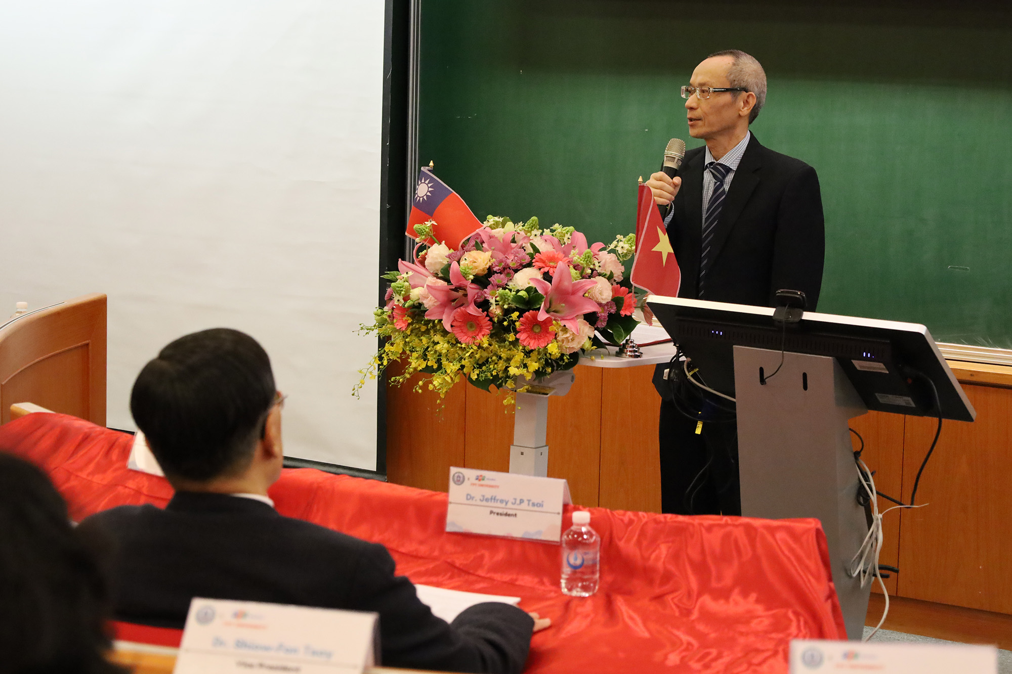 Dr. Nguyen Khac Thanh, President of FPT University, expressed his excitement about working with AU to nurture outstanding semiconductor professionals in Vietnam