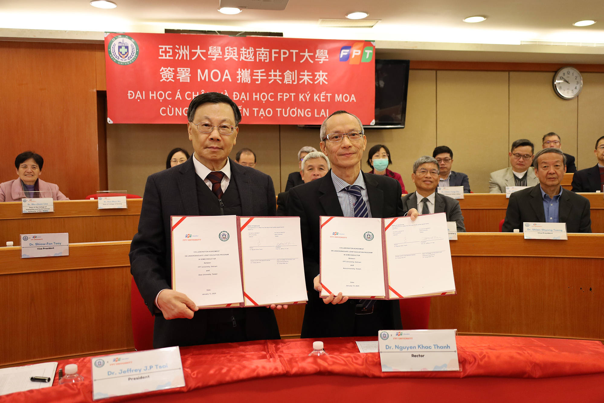 President Jeffrey J.P. Tsai (left) and Dr. Nguyen Khac Thanh (right) sign the MOA to strengthen talent development collaboration