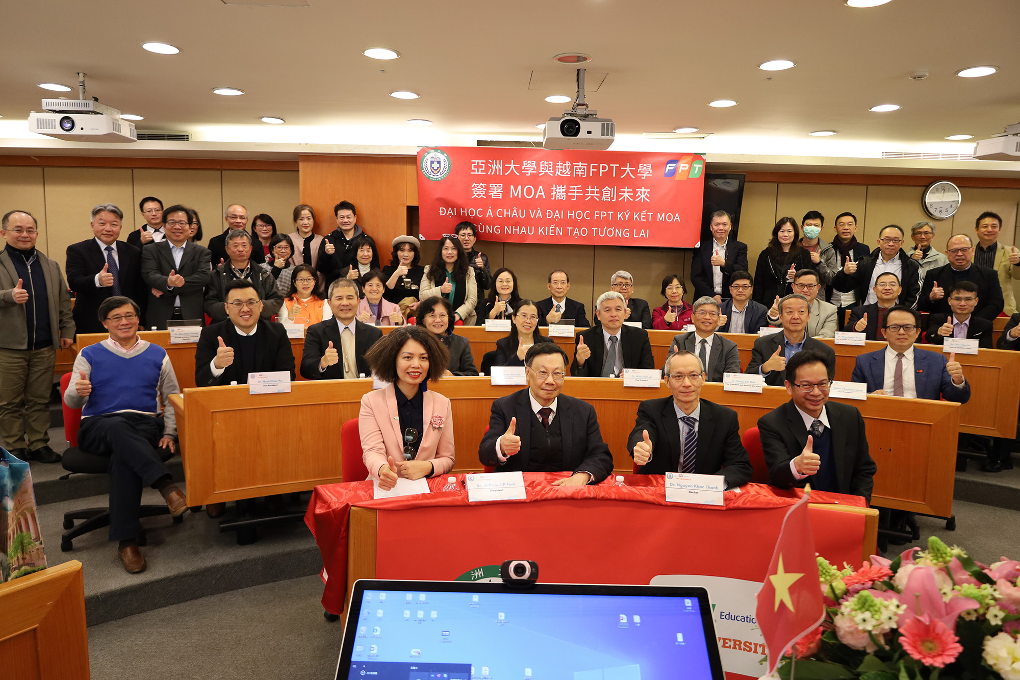 President Tsai (front row, second from left) and Dr. Thanh (front row, third from left) pose with faculty members from both universities after the MOA signing ceremony