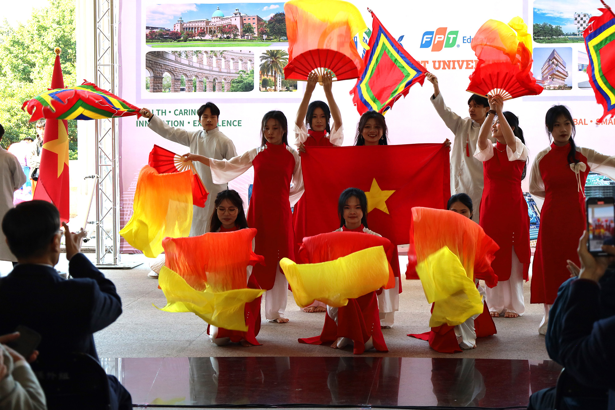 Vietnamese students at AU perform a traditional dance to welcome the visiting FPT University delegation