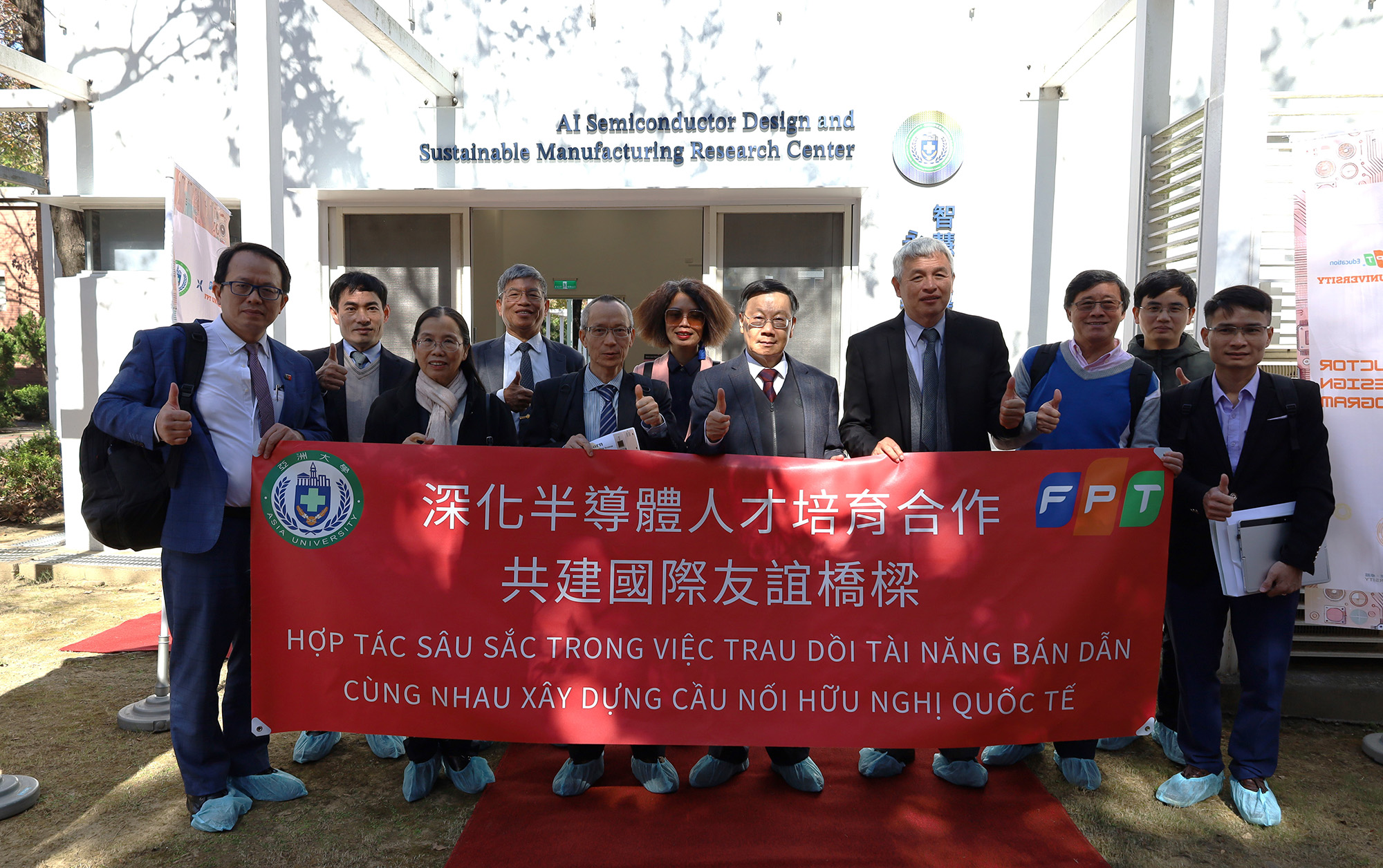 President Tsai (front row, fourth from left) and Dr. Thanh (front row, third from left) take a group photo with university representatives in front of AU’s Center for Intelligent Semiconductor Design and Sustainable Manufacturing