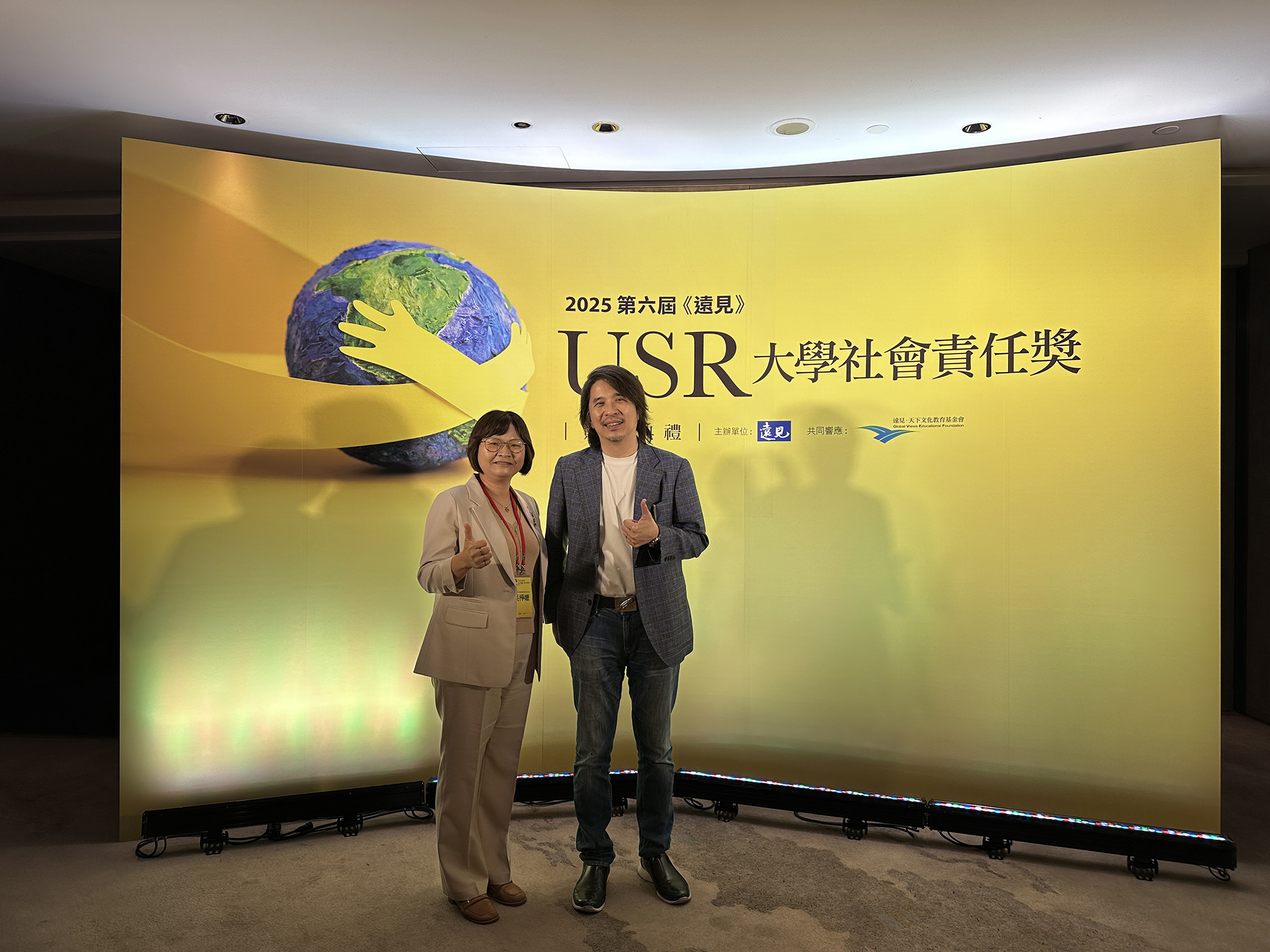Deputy Minister of Education Dr. Bing-Cheng Yeh (right) with Dean Hua-Shan Wu (left) at the award ceremony