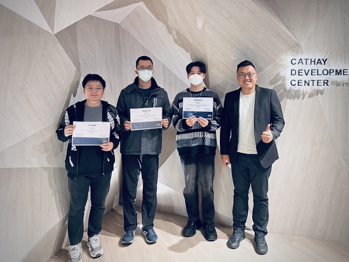 From right: Director of Industry-Academia Collaboration Dr. Chao-Neng Wang, students Chun-Yi Kao and Jun-Xiang Yang, winners of the “AI & Cloud Certification Challenge,” and other participating AU students