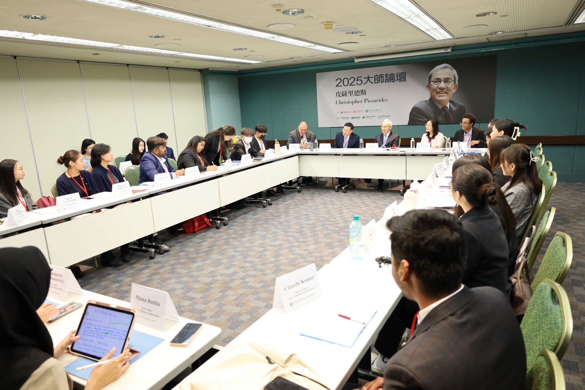 Fourteen years later, AU students and faculty meet again with Nobel Laureate Prof. Pissarides