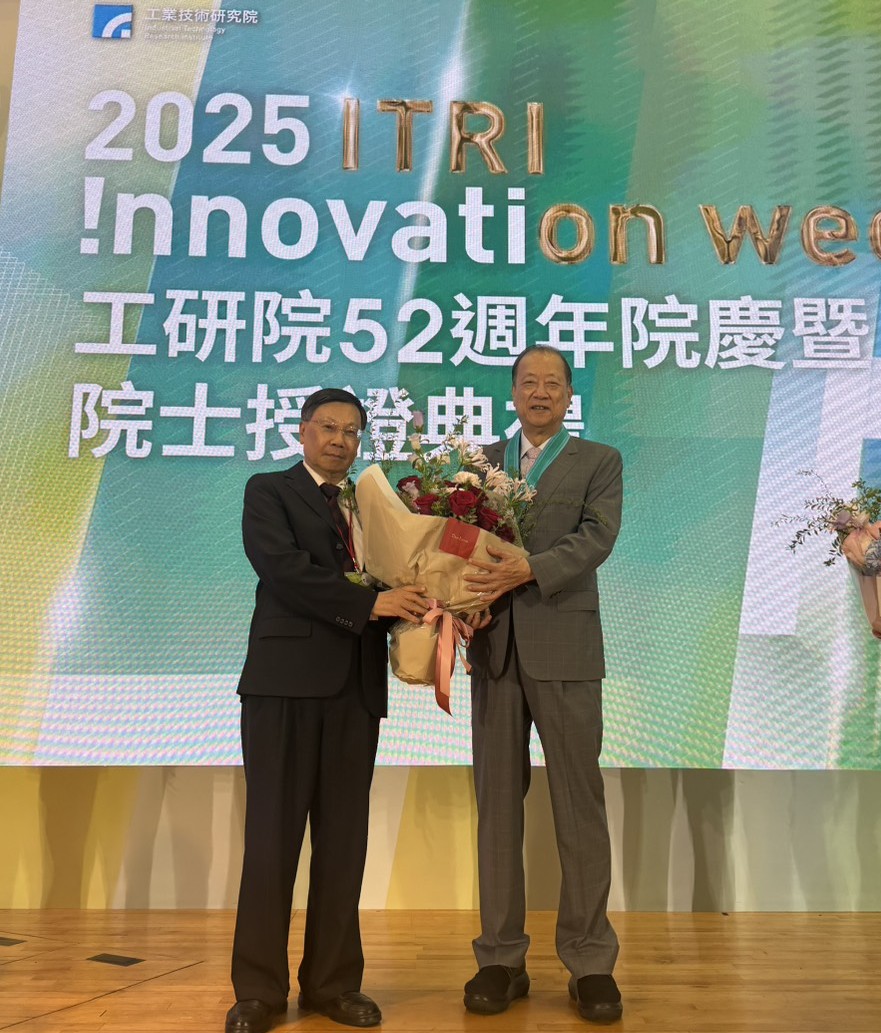 Asia University founder Dr. Chang-Hai Tsai (right) receives the ITRI Academician honor, congratulated by Asia University President Jeffrey J.P. Tsai (left).
