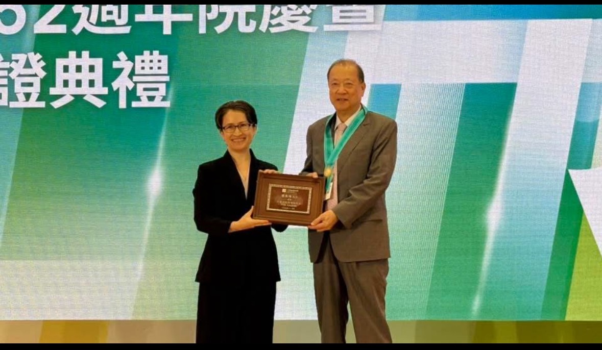 Vice President Bi-khim Hsiao (left) presents the ITRI Academician medal to Asia University founder Dr. Chang-Hai Tsai (right)