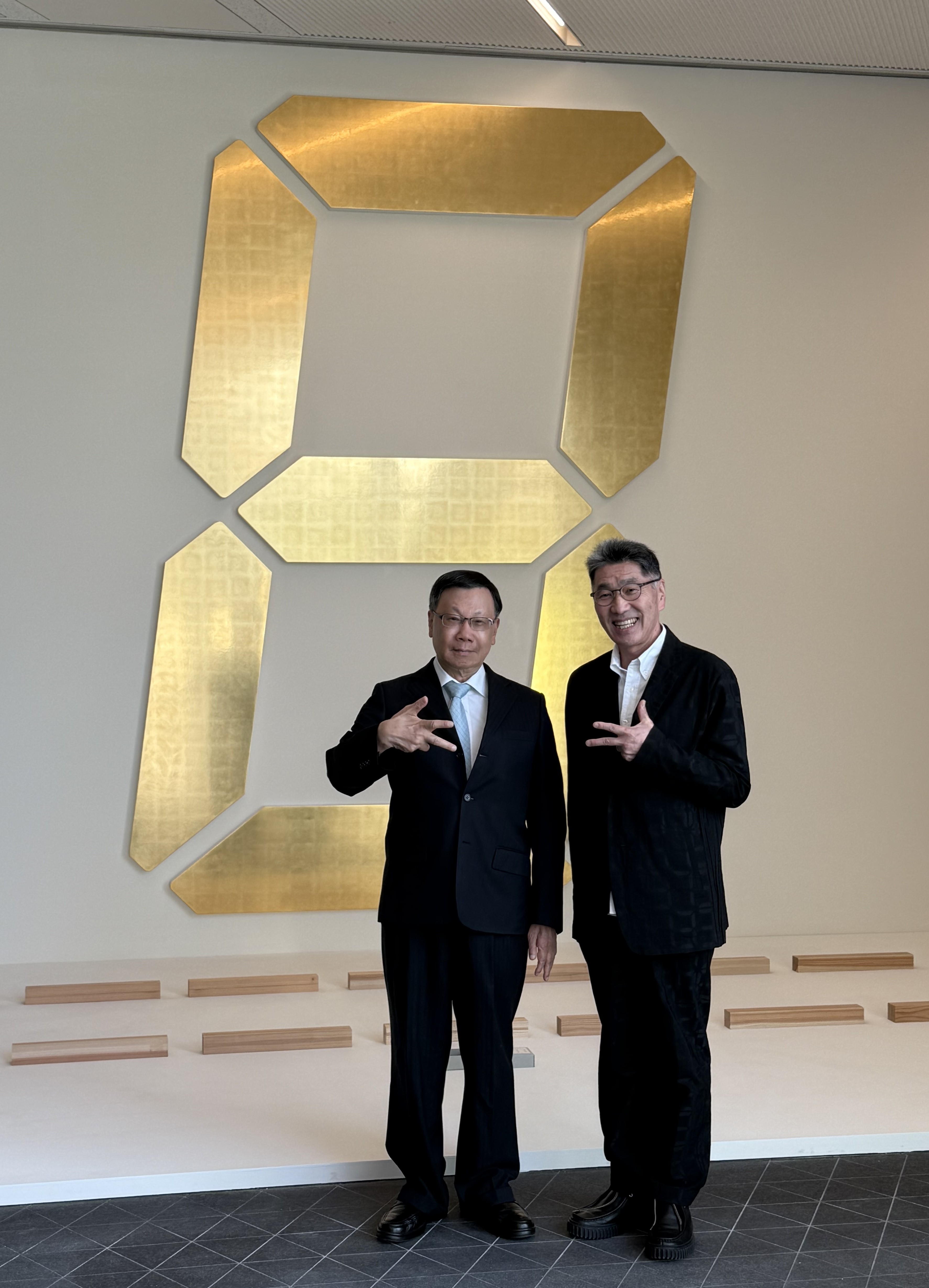 AU President Jeffrey J.P. Tsai (left) with artist Tatsuo Miyajima in front of "Painting of Change."