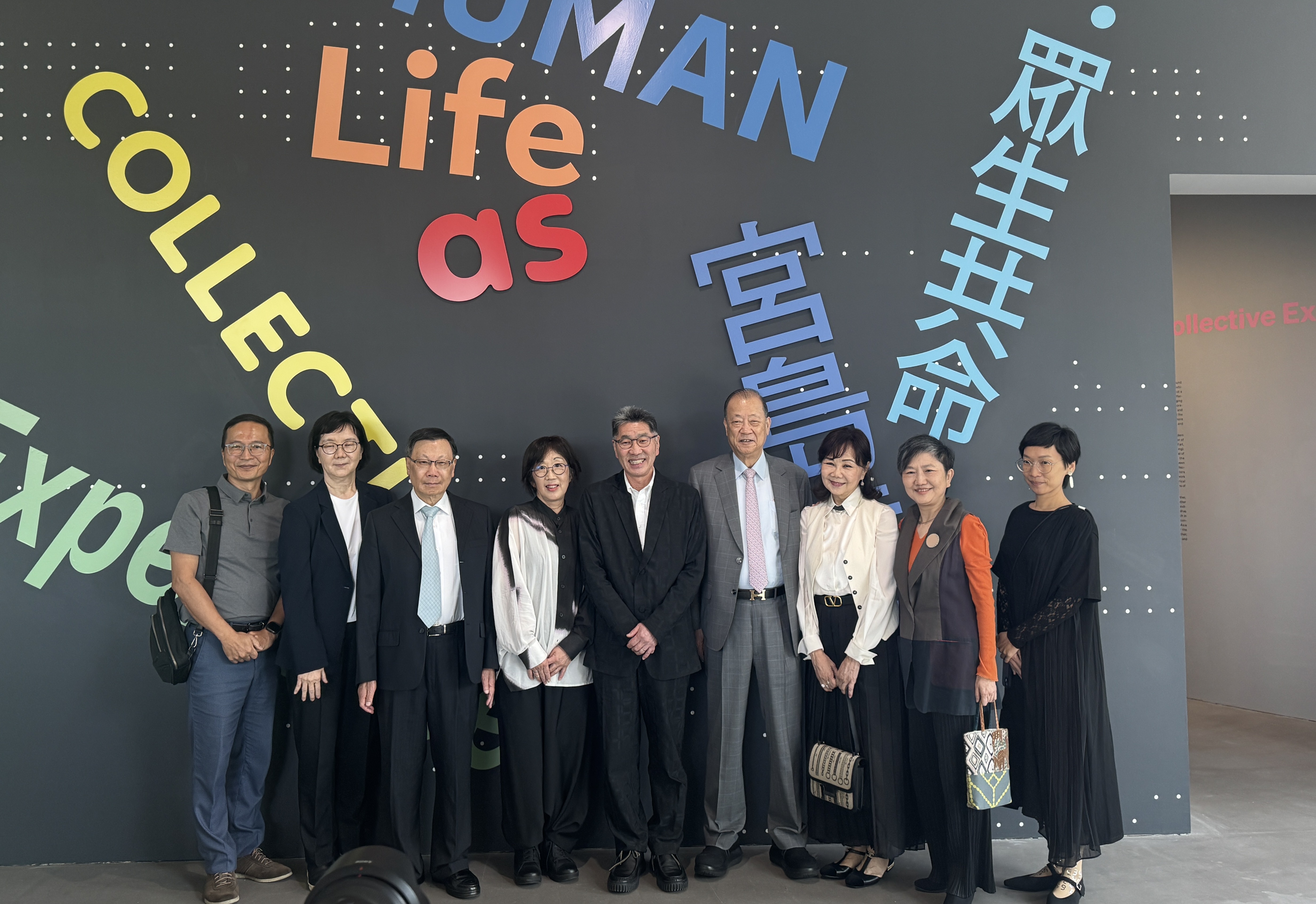 AU Founder Dr. Chang-Hai Tsai (right 4), artist Tatsuo Miyajima (center), AU President Jeffrey J.P. Tsai (left 3), and Director Li Yuling (right 2)