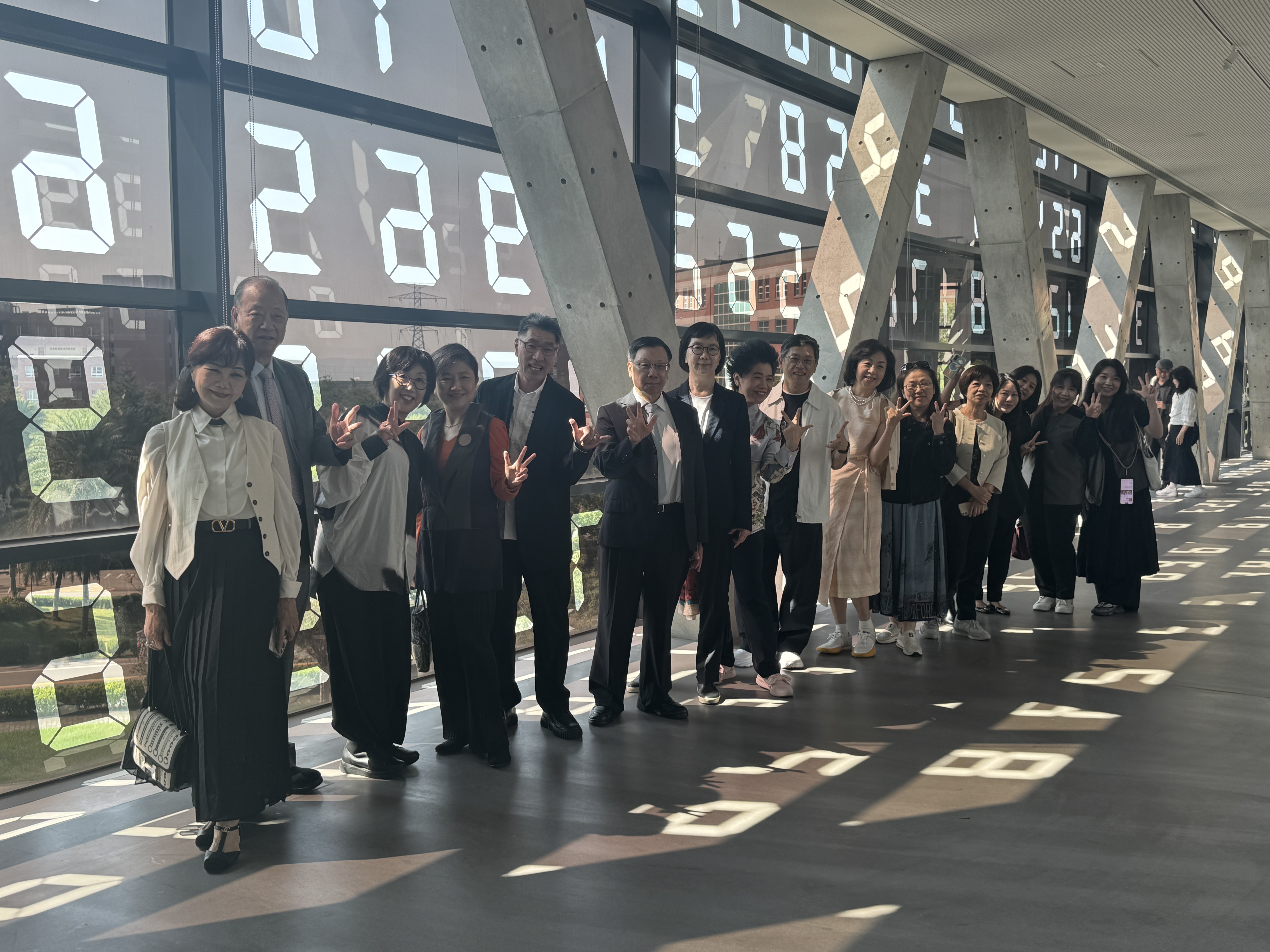 AU Founder Dr. Chang-Hai Tsai (right 2), artist Tatsuo Miyajima (right 5), AU President Jeffrey J.P. Tsai (right 6), and others at "Changing Landscape / Changing Museum."