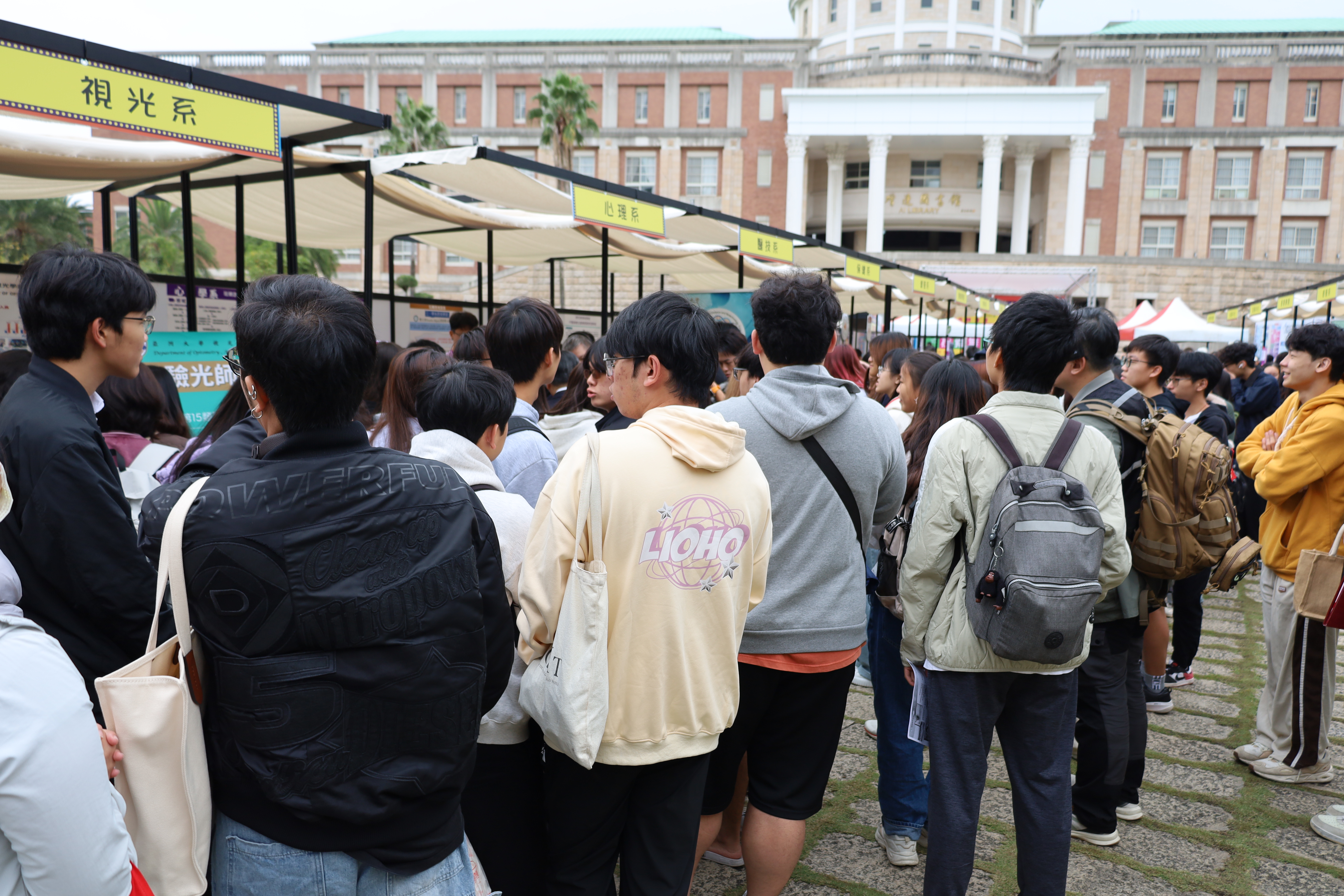 Asia University hosts the Interdisciplinary Exploration Expo, with strong student participation