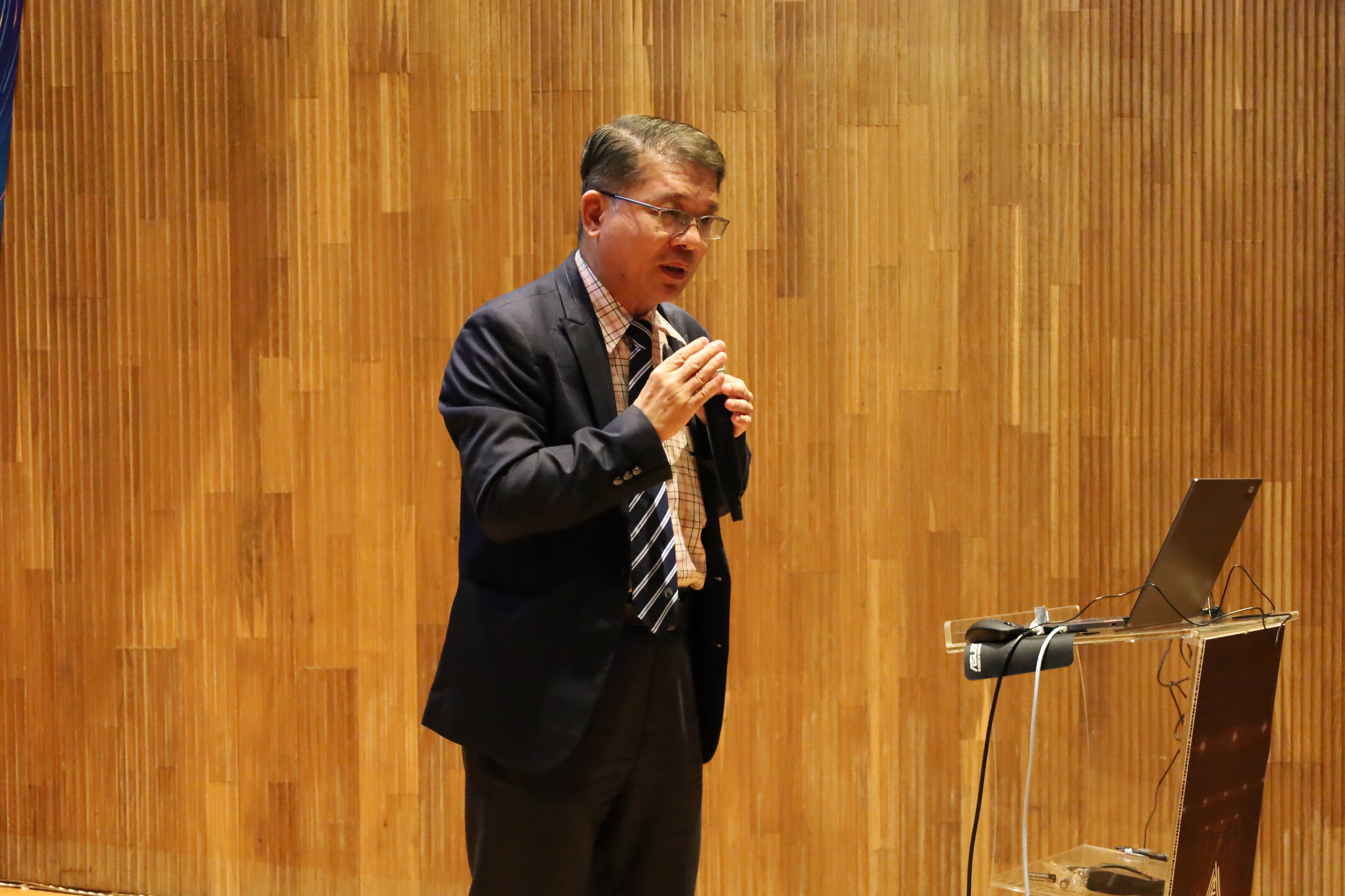Prof. Sheng-Teng Huang presents modern scientific interpretations of traditional Chinese medicine