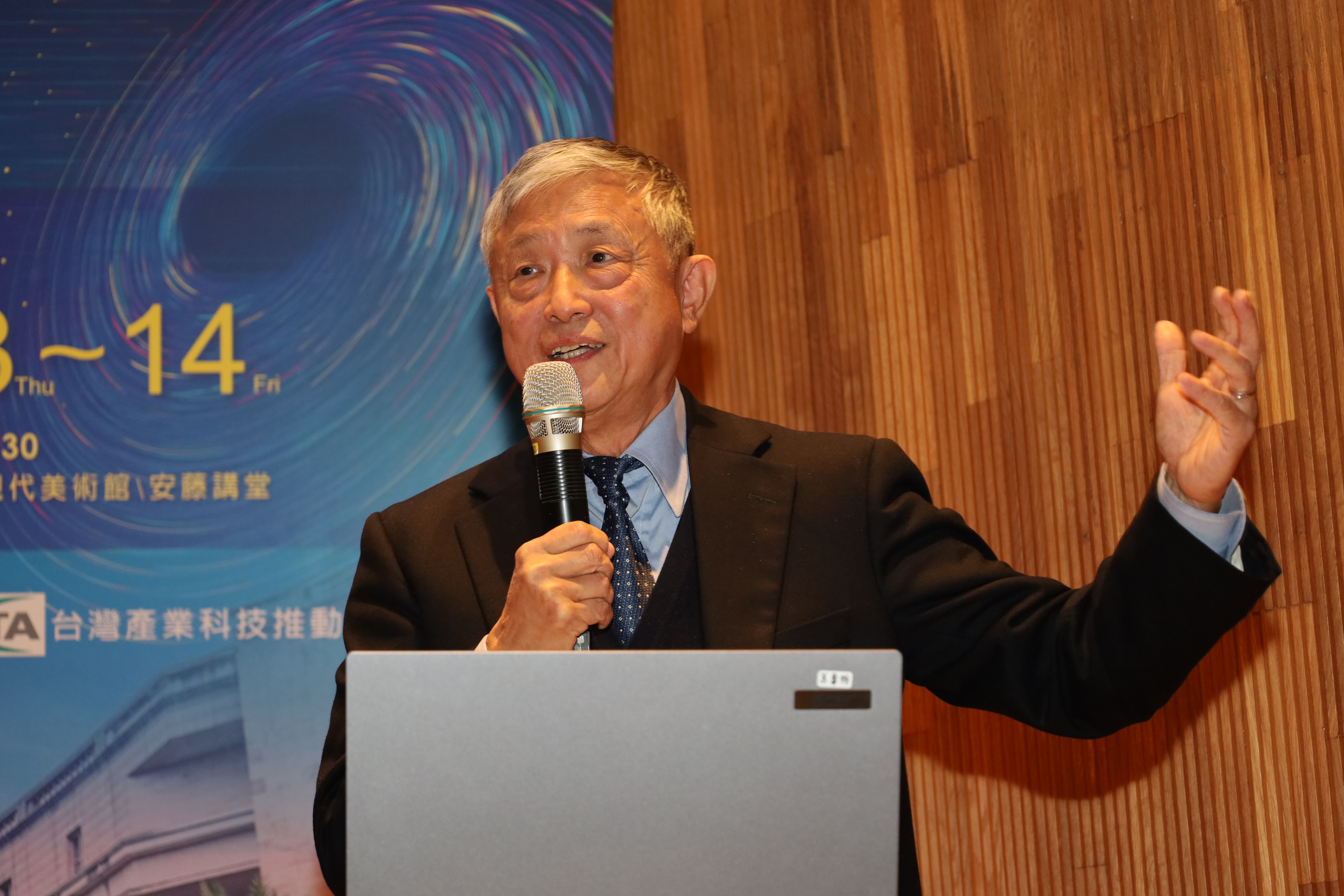 Prof. Ka-Kit Hui of UCLA analyzes the integration of quantum computing, AI, and East-West medicine