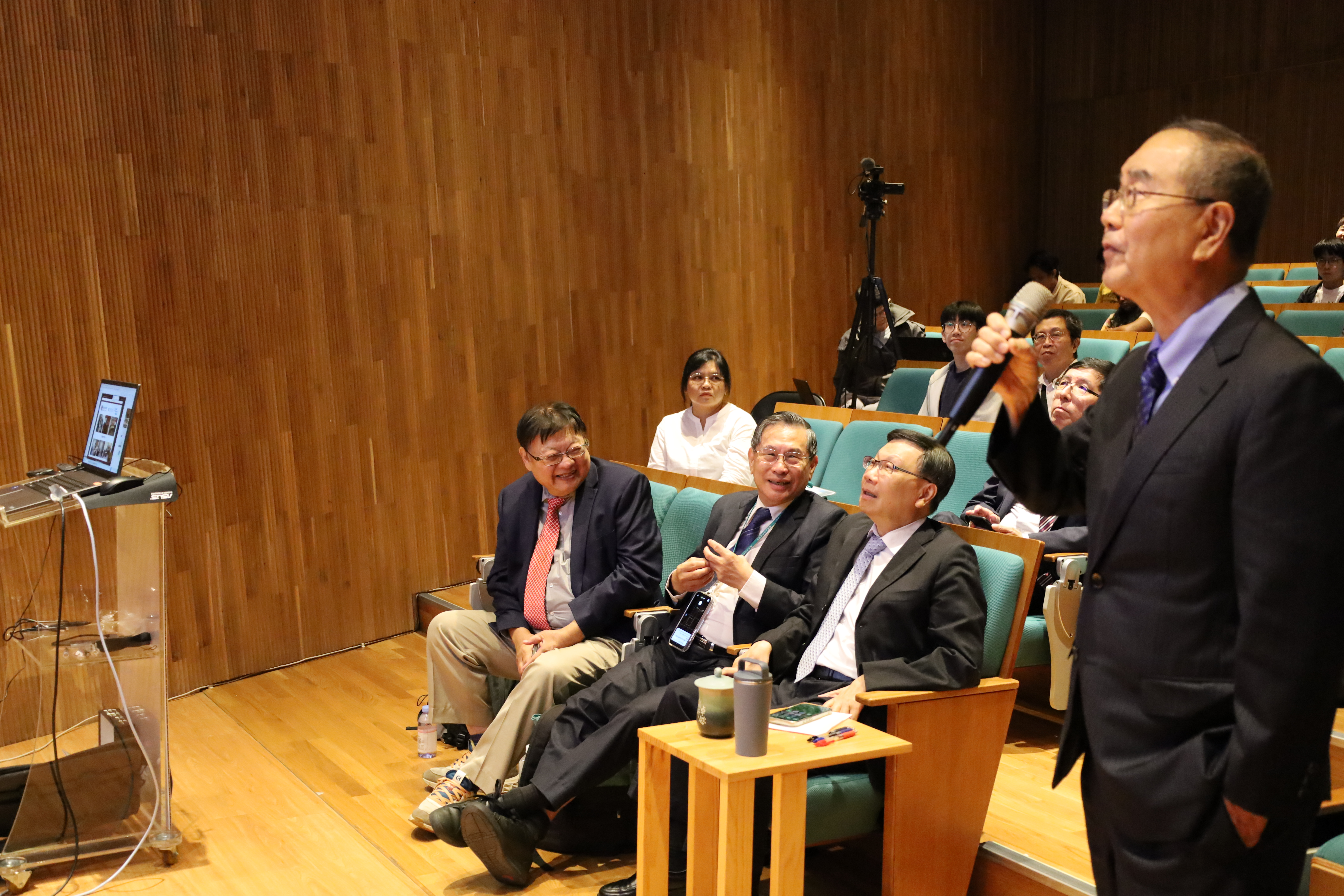 Academician Kang‑Lung Wang engages in discussion with online speakers