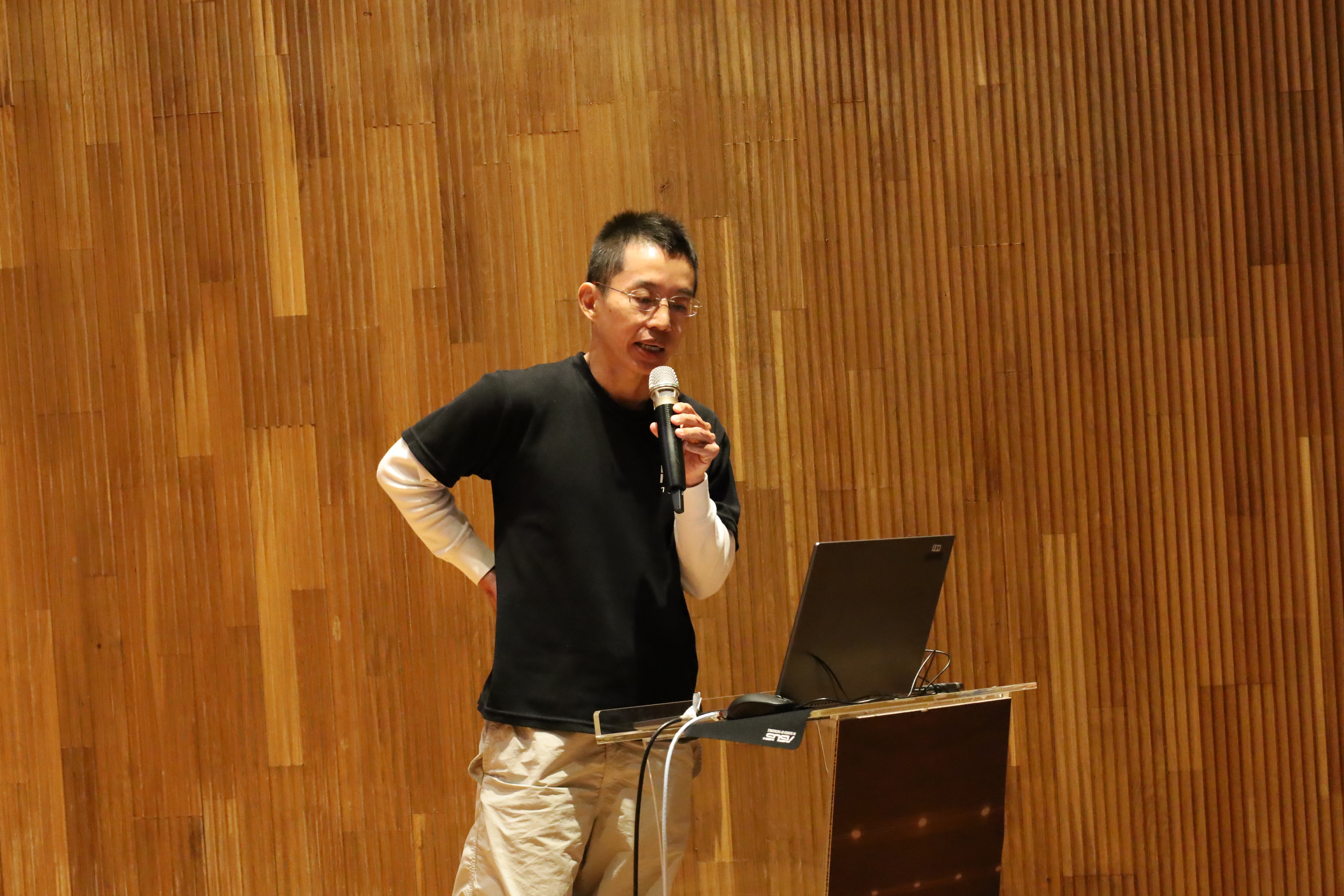 NCKU Professor Kun‑Cheng Lan demonstrates automated laser acupuncture using QAI