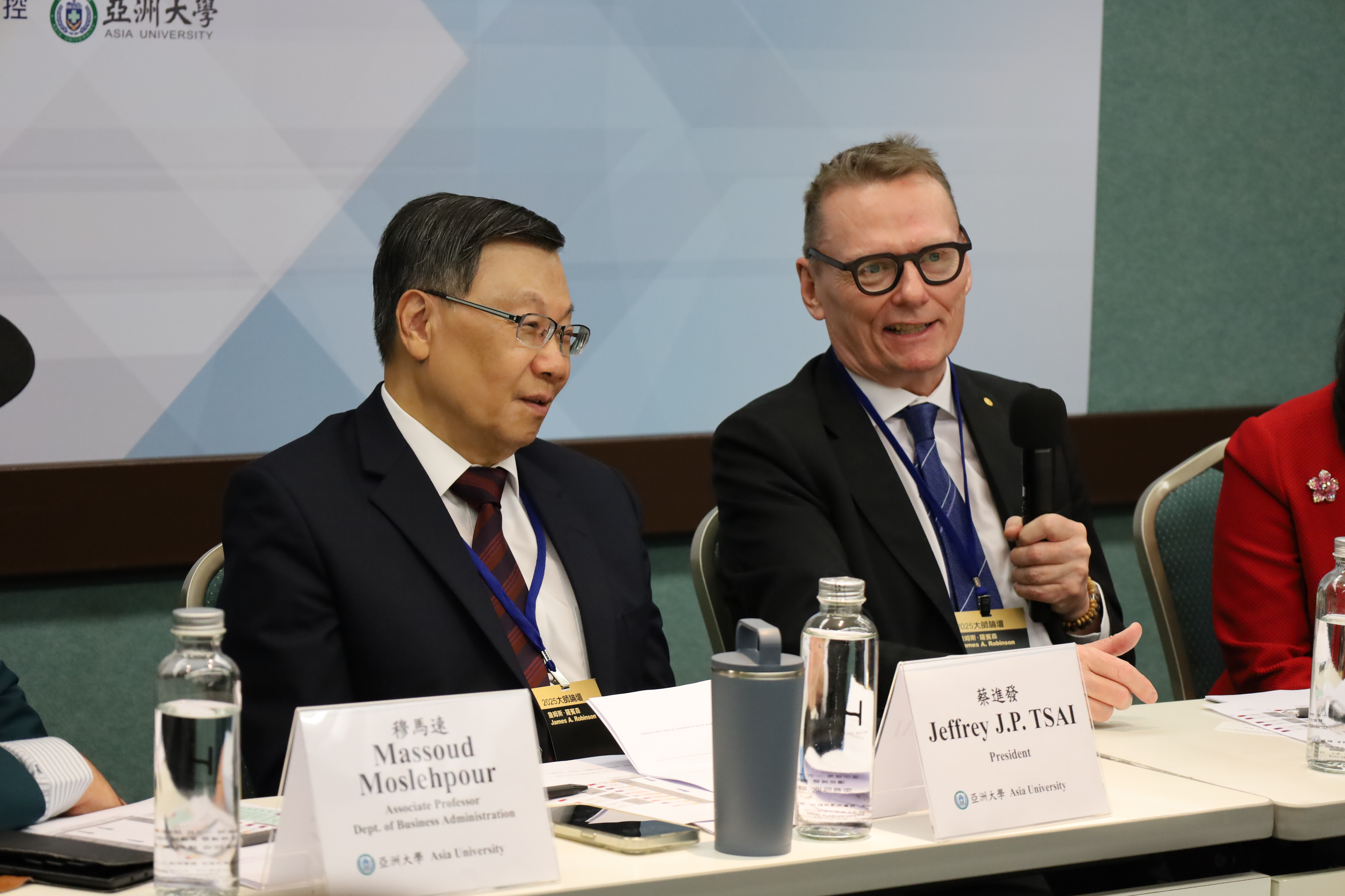 President Jeffrey J.P. Tsai and Professor Robinson discuss AI-related issues raised by students