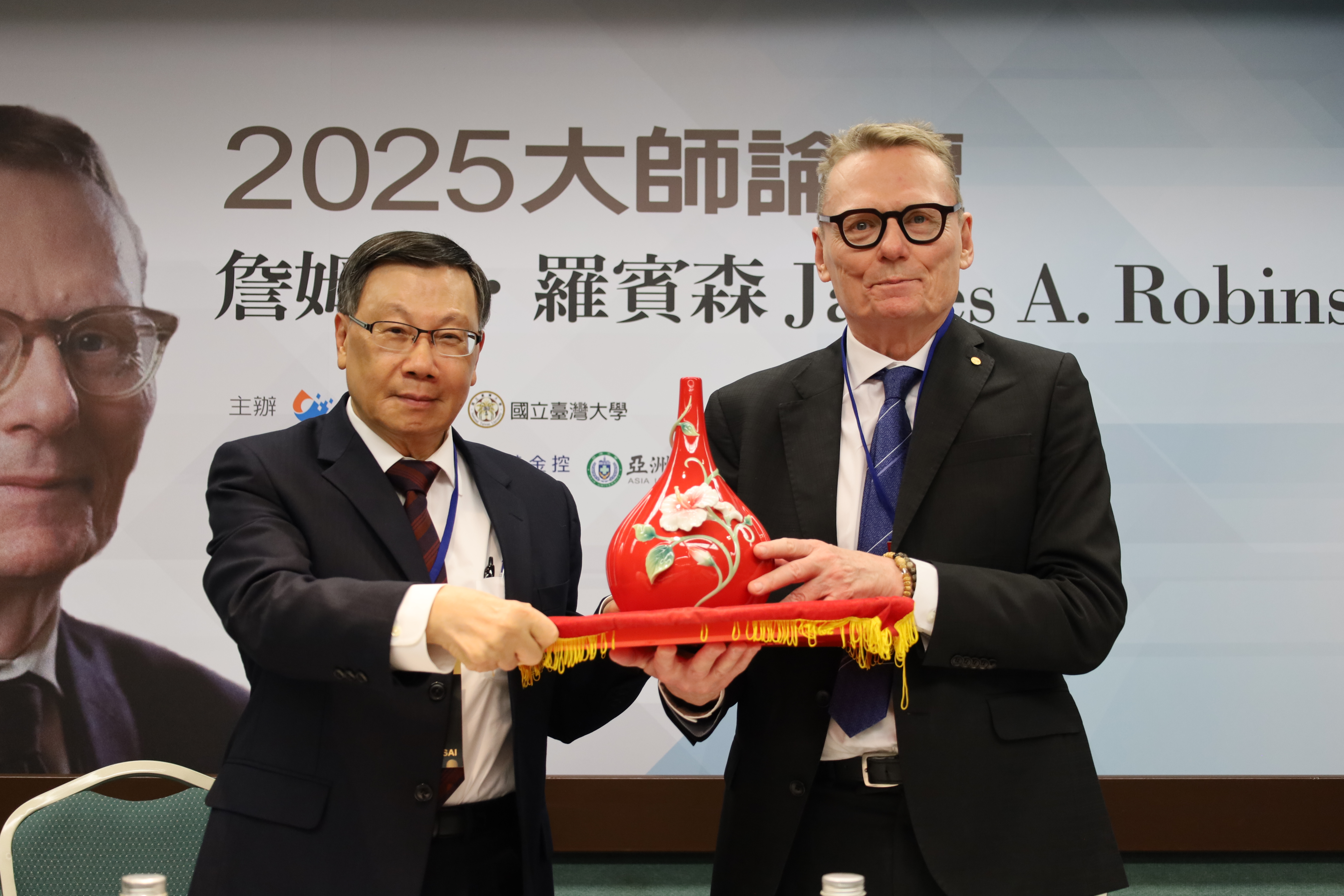 President Jeffrey J.P. Tsai presents a Franz Collection porcelain gift to Professor Robinson