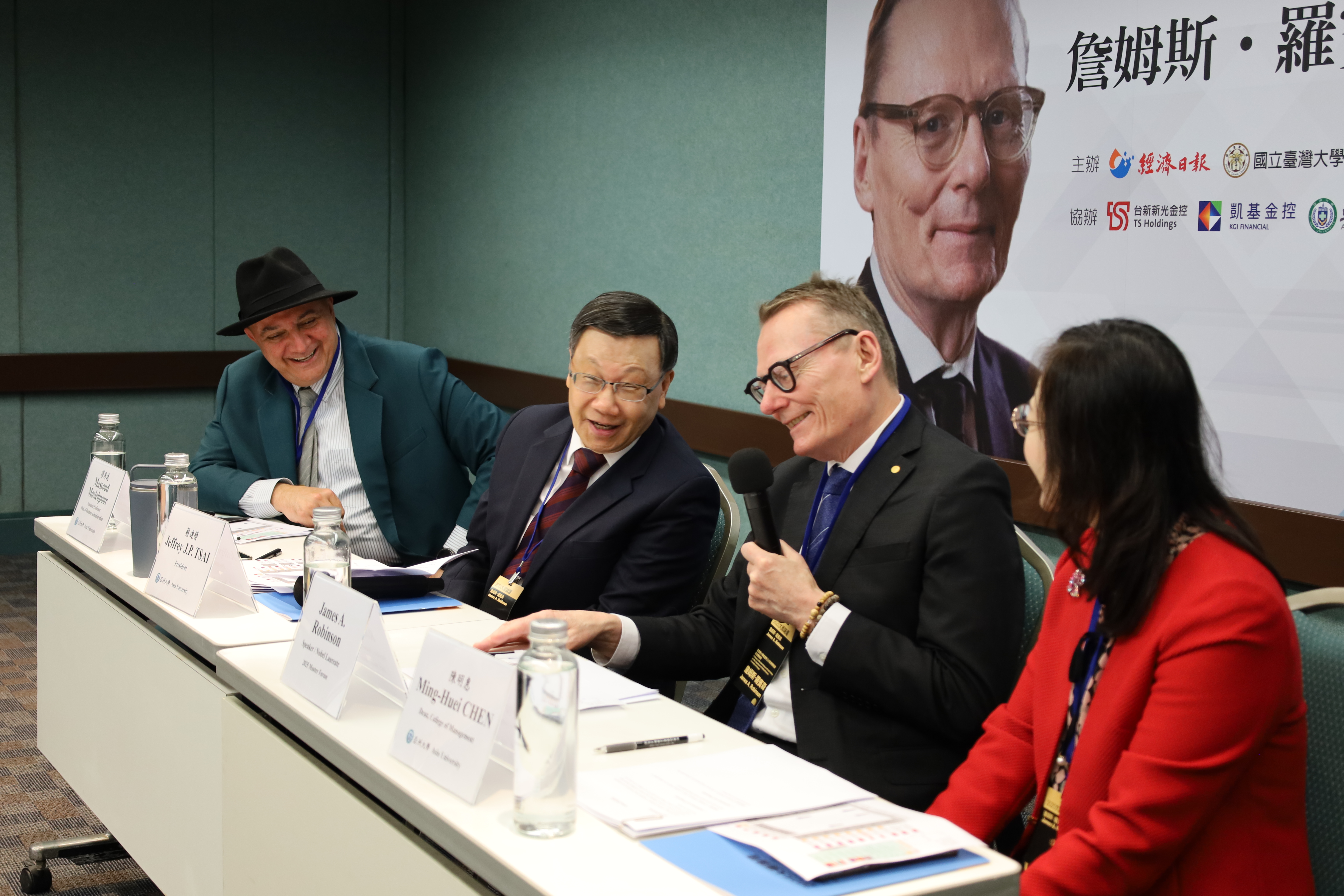 President Jeffrey J.P. Tsai and Professor Robinson had a very pleasant conversation