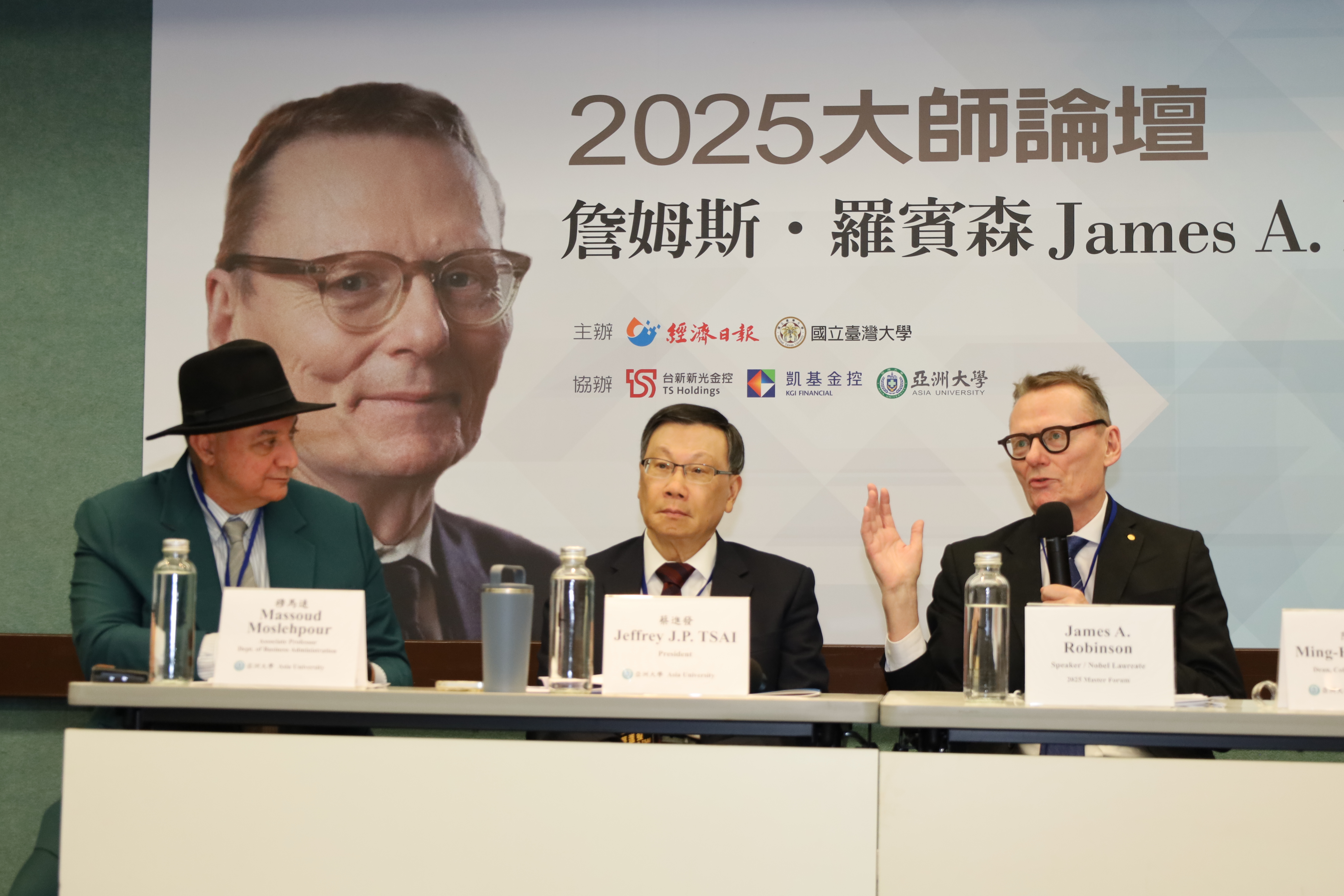 Nobel laureate James A. Robinson responds in detail to students’ questions