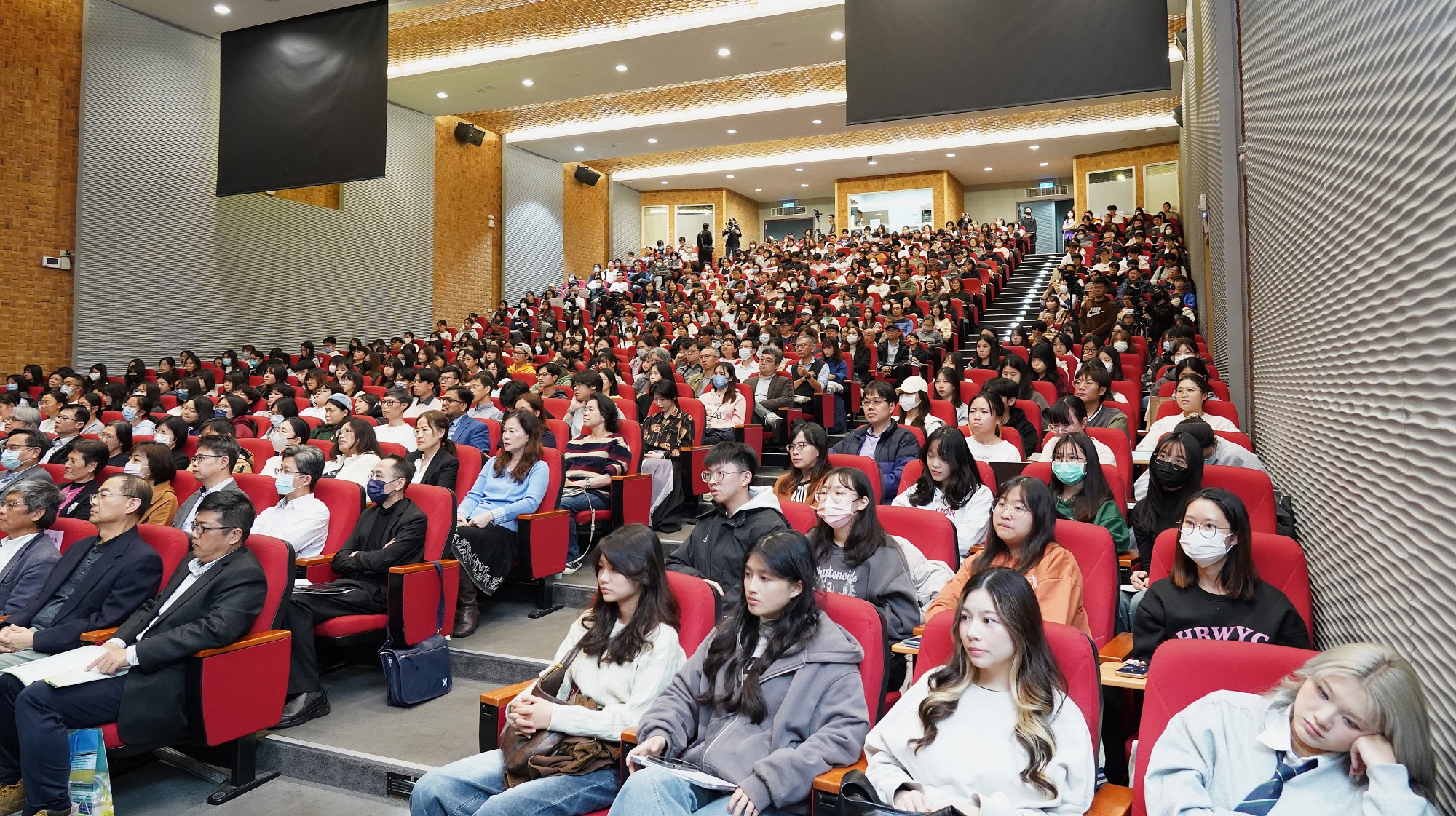 Professor Südhof explains the molecular logic of synaptic function to a captivated audience