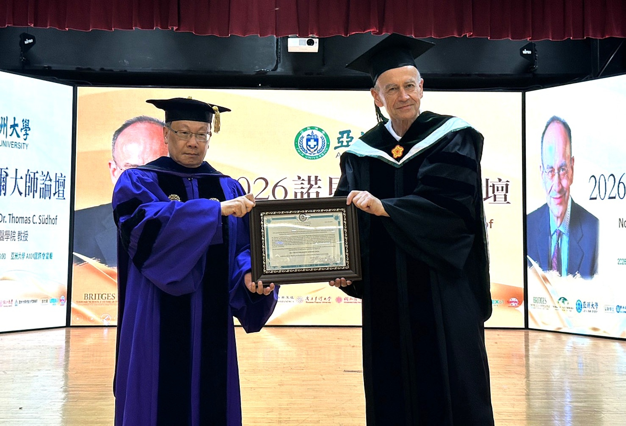 President Jeffrey J. P. Tsai formally confers the Honorary Doctorate upon Professor Thomas C. Südhof