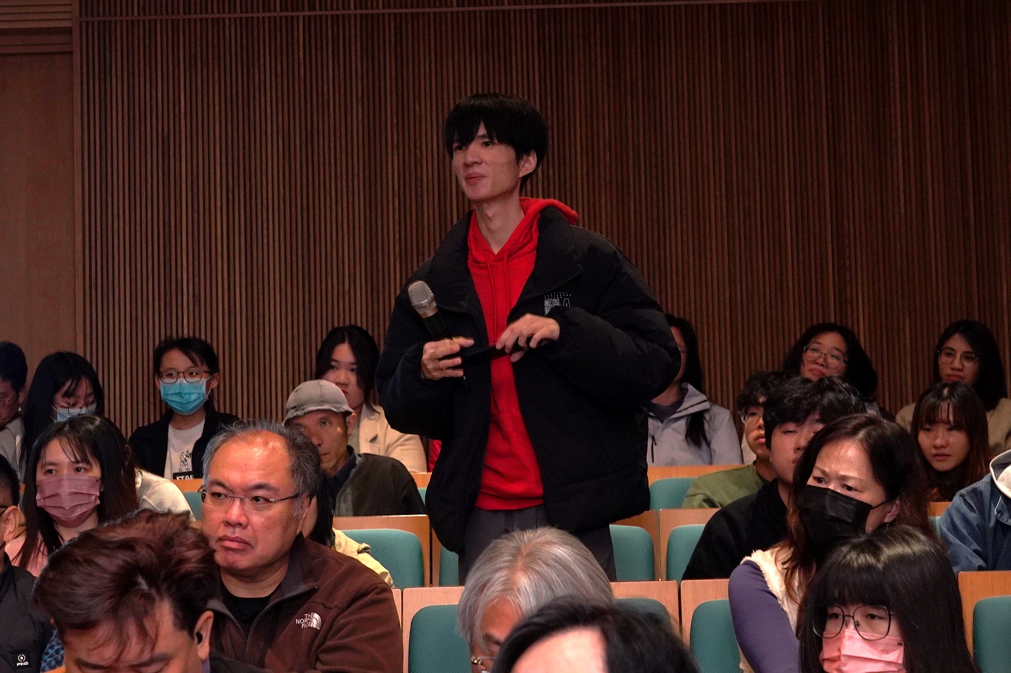 Participants seize the opportunity to pose in-depth questions and exchange ideas with Professor Südhof