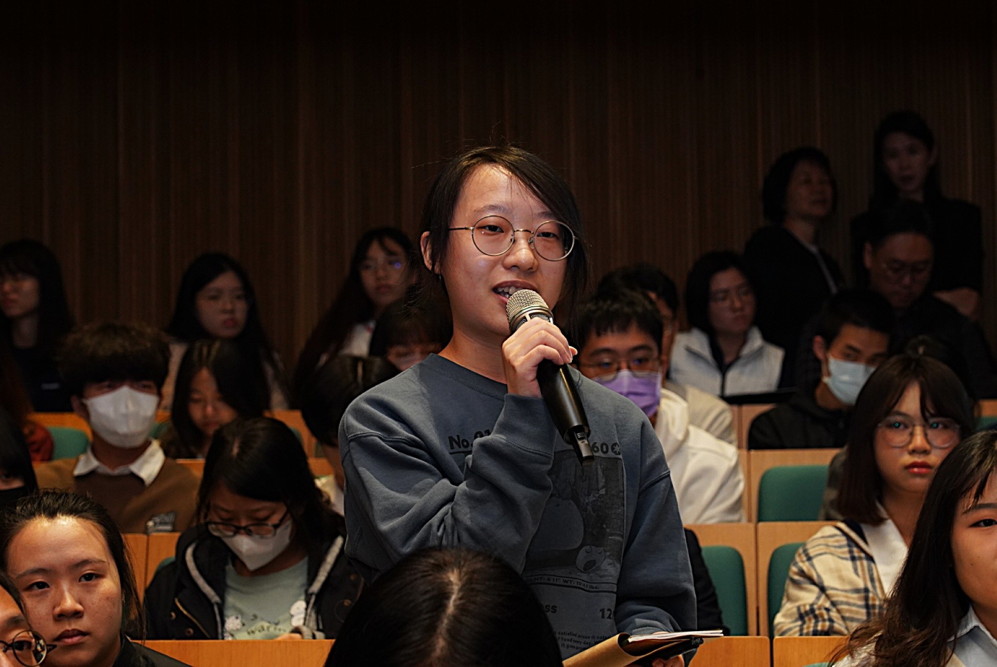 Students actively engage with the Nobel Laureate during the Q&A session, demonstrating strong intellectual curiosity